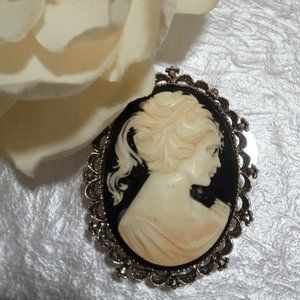 GERRY'S VTG VICTORIAN CREAM & WHITE CAMEO
